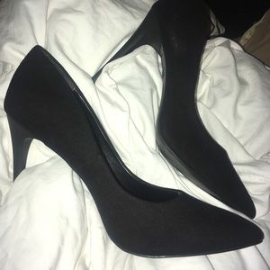 CLASSIC BLACK PUMPS